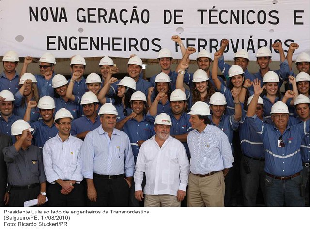 Presidente Lula ao lado de engenheiros da Transnordestina.