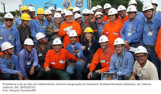 Presidente Lula ao lado de trabalhadores durante inauguração do Gasoduto Sudeste-Nordeste (Gasene), em Itabuna.
