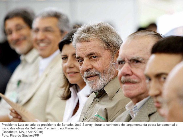 Presidente Lula ao lado do presidente do Senado, José Sarney, durante cerimônia de lançamento da pedra fundamental e início das obras da Refinaria Premium I, no Maranhão.