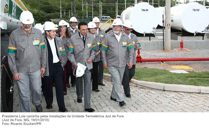 Presidente Lula caminha pelas instalações da Unidade Termelétrica Juiz de Fora.