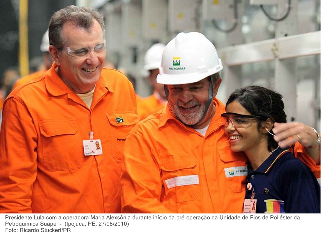 Presidente Lula com a operadora Maria Alexsônia durante início da pré-operação da Unidade de Fios de Poliéster da Petroquímica Suape.