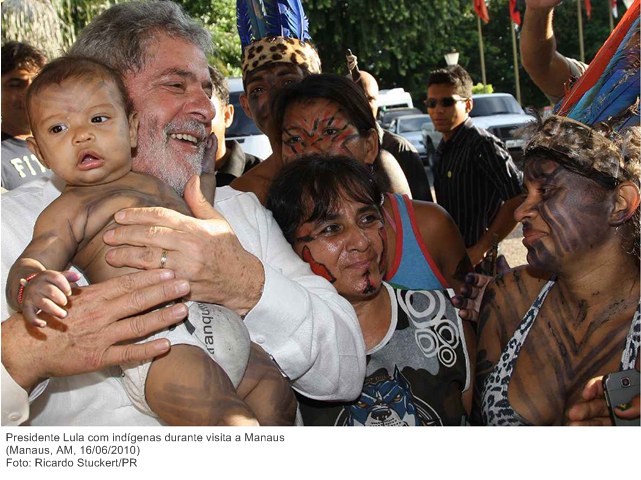 Presidente Lula com indígenas durante visita a Manaus.