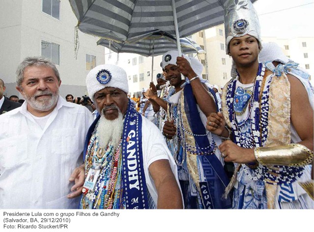 Presidente Lula com o grupo Filhos de Gandhy.