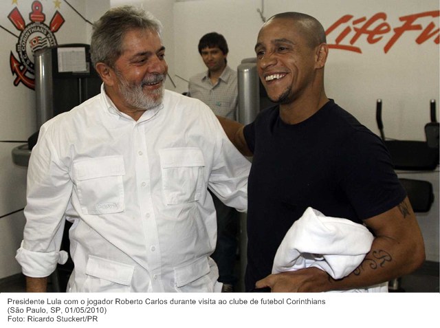 Presidente Lula com o jogador Roberto Carlos durante visita ao clube de futebol Corinthians.