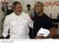 Presidente Lula com o jogador Roberto Carlos durante visita ao clube de futebol Corinthians.
