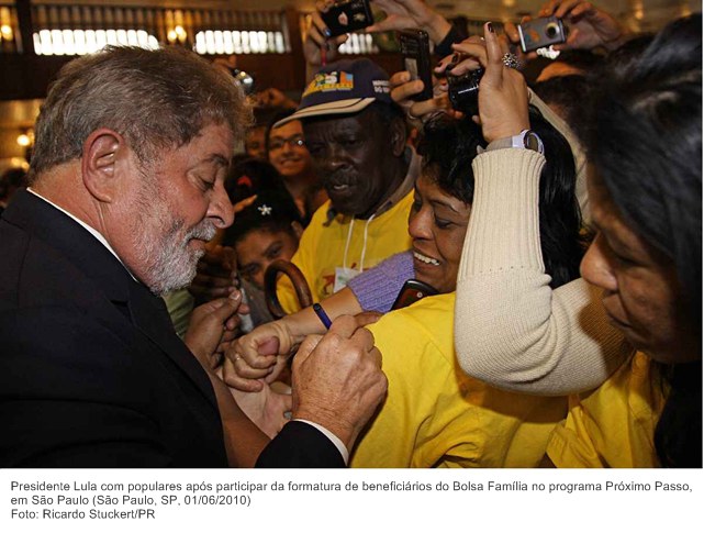 Presidente Lula com populares após participar da formatura de beneficiários do Bolsa Família no programa Próximo Passo, em São Paulo-SP (2).