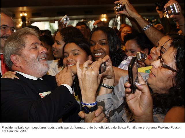 Presidente Lula com populares após participar da formatura de beneficiários do Bolsa Família no programa Próximo Passo, em São Paulo-SP.