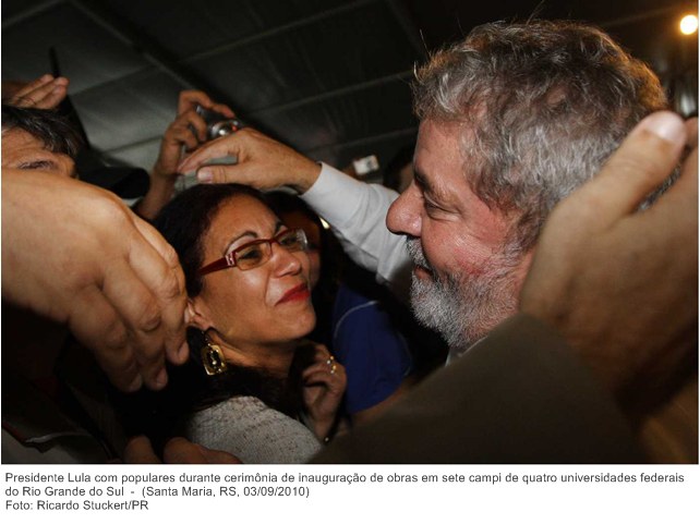 Presidente Lula com populares durante cerimônia de inauguração de obras em sete campi de quatro universidades federais do Rio Grande do Sul (2).