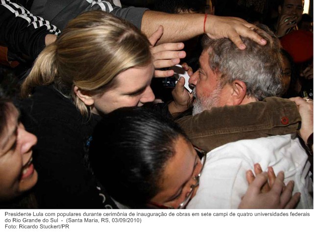 Presidente Lula com populares durante cerimônia de inauguração de obras em sete campi de quatro universidades federais do Rio Grande do Sul.