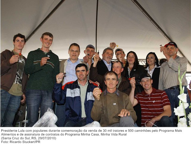 Presidente Lula com populares durante comemoração da venda de 30 mil tratores e 500 caminhões pelo Programa Mais Alimentos e de assinatura de contratos do Programa Minha Casa, Minha Vida Rural.