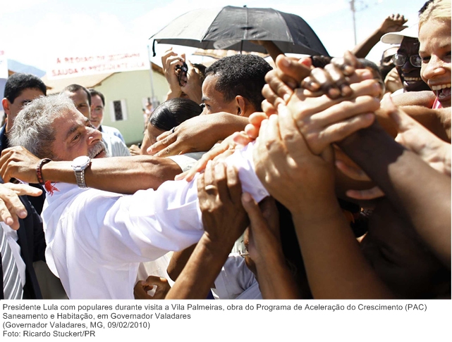 Presidente Lula com populares durante visita a Vila Palmeiras, obra do Programa de Aceleração do Crescimento (PAC) Saneamento e Habitação, em Governador Valadares (2).