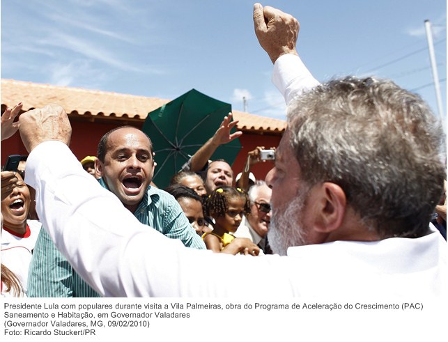Presidente Lula com populares durante visita a Vila Palmeiras, obra do Programa de Aceleração do Crescimento (PAC) Saneamento e Habitação, em Governador Valadares.