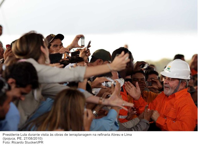 Presidente Lula com populares durante visita as obras de terraplanagem na refinaria Abreu e Lima.