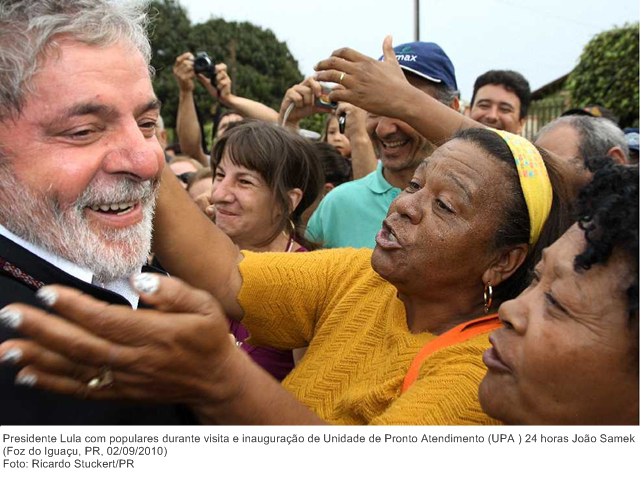 Presidente Lula com populares durante visita e inauguração de Unidade de Pronto Atendimento (UPA ) 24 horas João Samek.
