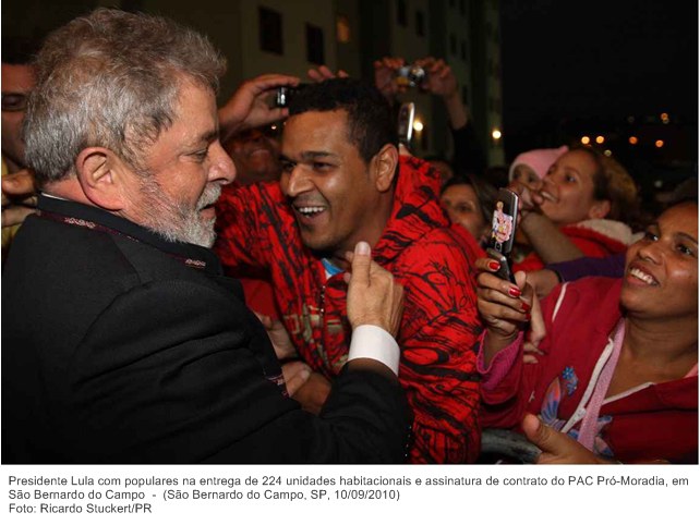 Presidente Lula com populares na entrega de 224 unidades habitacionais e assinatura de contrato do PAC Pró-Moradia, em São Bernardo do Campo.