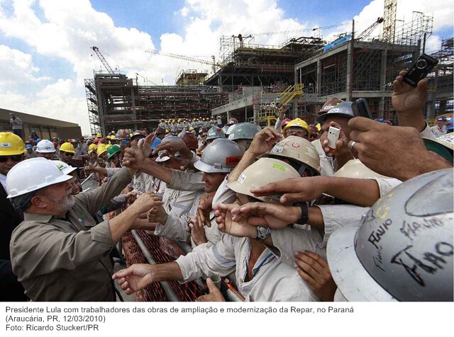 Presidente Lula com trabalhadores das obras de ampliação e modernização da Repar, no Paraná.
