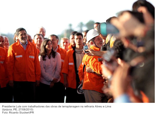 Presidente Lula com trabalhadores das obras de terraplanagem na refinaria Abreu e Lima (2)