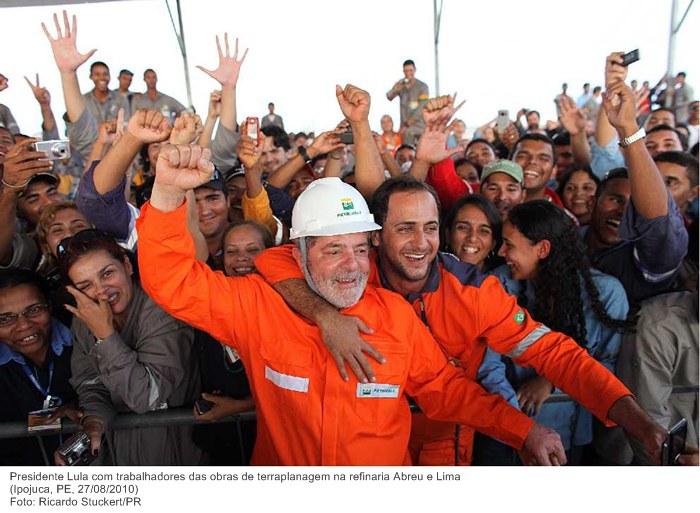 Presidente Lula com trabalhadores das obras de terraplanagem na refinaria Abreu e Lima