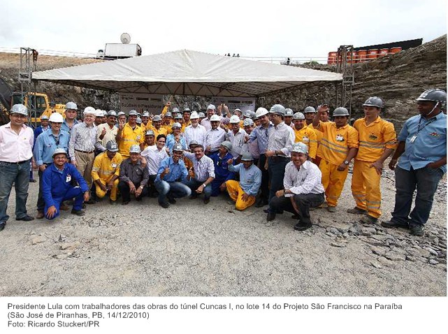 Presidente Lula com trabalhadores das obras do túnel Cuncas I, no lote 14 do Projeto São Francisco na Paraíba 