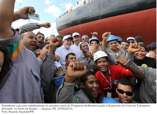 Presidente Lula com trabalhadores do primeiro navio do Programa de Modernização e Expansão da Frota da Transpetro (Promef), no Porto de Suape.