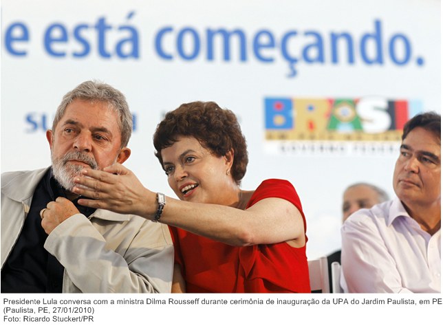 Presidente Lula conversa com a ministra Dilma Rousseff durante cerimônia de inauguração da UPA do Jardim Paulista, em PE.