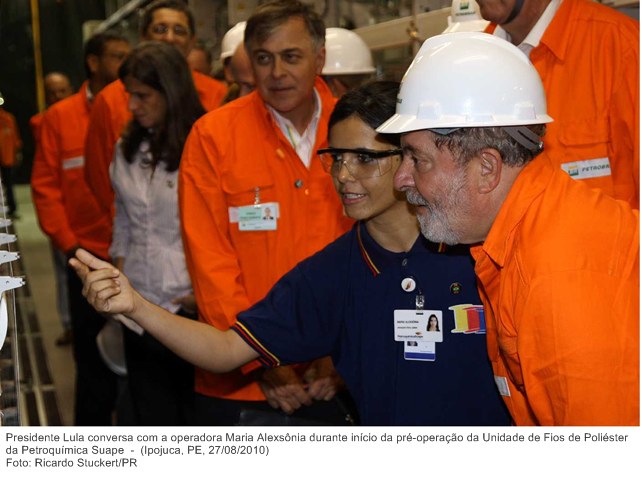 Presidente Lula conversa com a operadora Maria Alexsônia durante início da pré-operação da Unidade de Fios de Poliéster da Petroquímica Suape.
