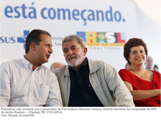 Presidente Lula conversa com o governador de Pernambuco, Eduardo Campos, durante cerimônia de inauguração da UPA do Jardim Paulista.