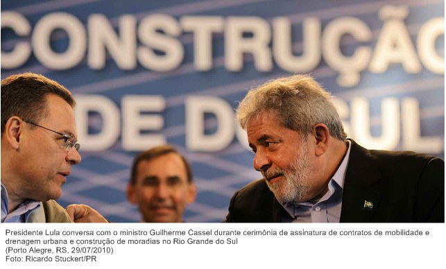 Presidente Lula conversa com o ministro Guilherme Cassel durante cerimônia de assinatura de contratos de mobilidade e drenagem urbana e construção de moradias no Rio Grande do Sul.
