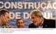 Presidente Lula conversa com o ministro Guilherme Cassel durante cerimônia de assinatura de contratos de mobilidade e drenagem urbana e construção de moradias no Rio Grande do Sul.