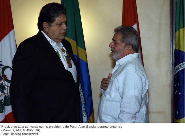 Presidente Lula conversa com o presidente do Peru, Alan García, durante encontro.