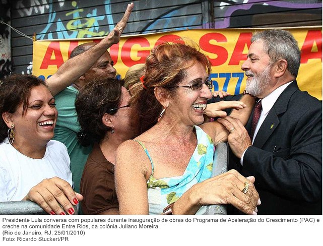 Presidente Lula conversa com populares durante inauguração de obras do Programa de Aceleração do Crescimento (PAC) e creche na comunidade Entre Rios, da colônia Juliano Moreira (2).