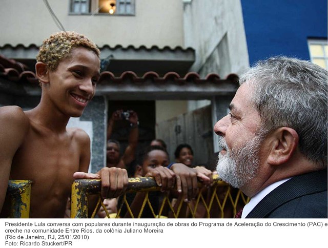 Presidente Lula conversa com populares durante inauguração de obras do Programa de Aceleração do Crescimento (PAC) e creche na comunidade Entre Rios, da colônia Juliano Moreira.