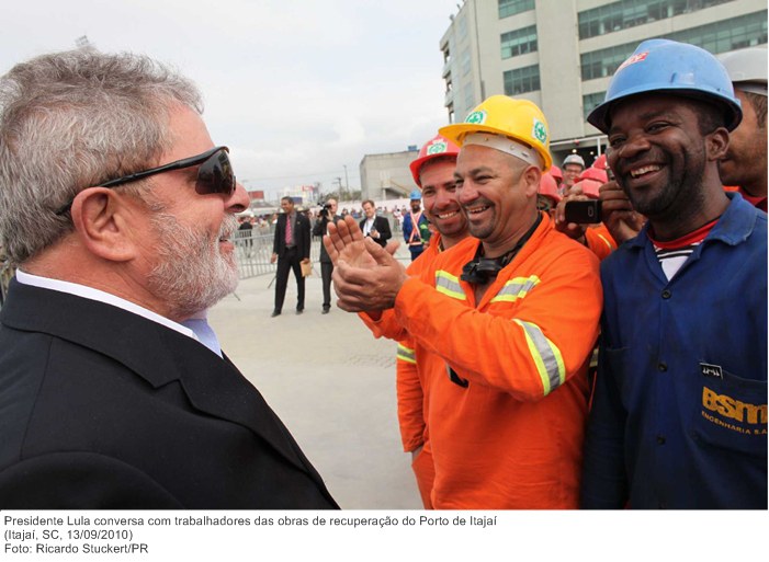Presidente Lula conversa com trabalhadores das obras de recuperação do Porto de Itajaí