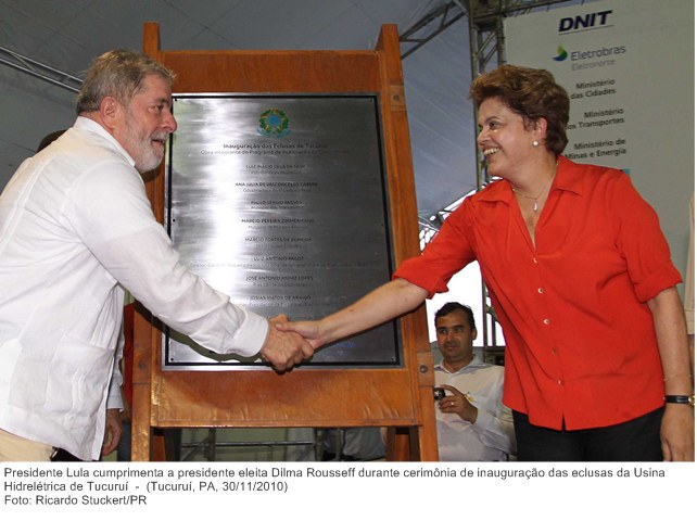 Presidente Lula cumprimenta a presidente eleita Dilma Rousseff durante cerimônia de inauguração das eclusas da Usina Hidrelétrica de Tucuruí.
