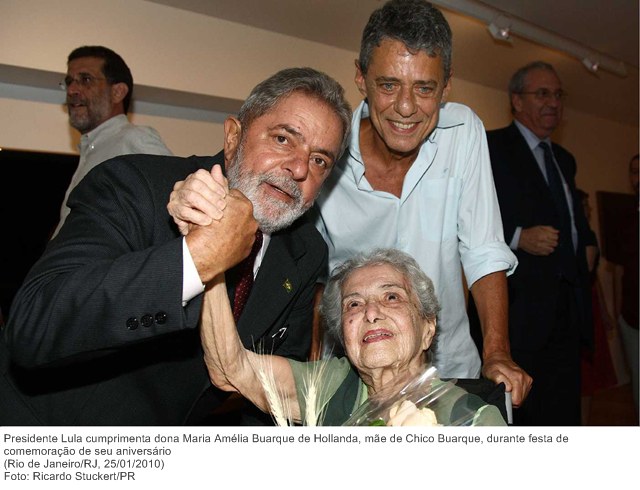 Presidente Lula cumprimenta dona Maria Amélia Buarque de Hollanda, mãe de Chico Buarque, durante festa de comemoração de seu aniversário.