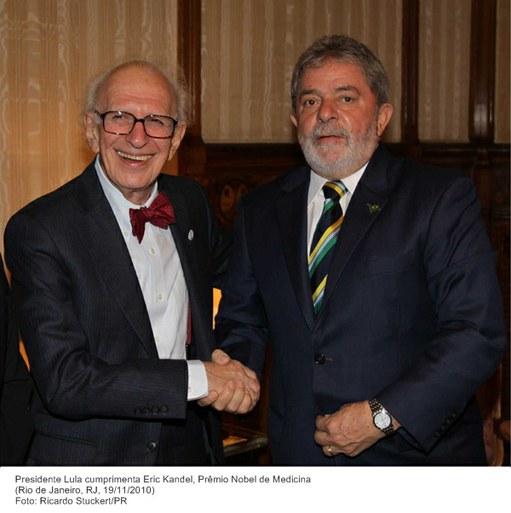 Presidente Lula cumprimenta Eric Kandel, Prêmio Nobel de Medicina.