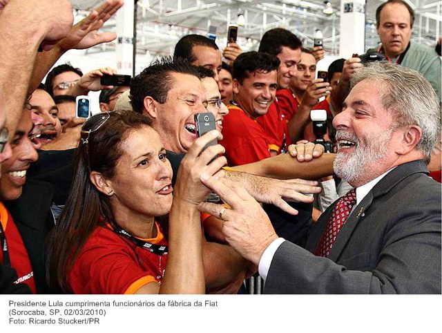 Presidente Lula cumprimenta funcionários da fábrica da Fiat (2).