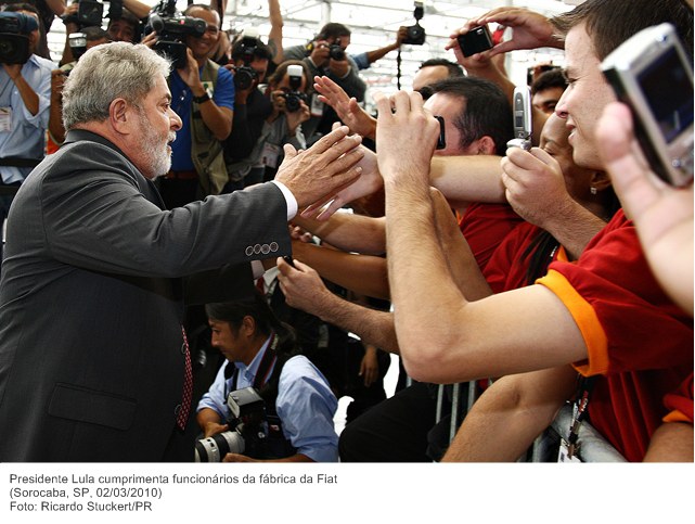 Presidente Lula cumprimenta funcionários da fábrica da Fiat (3).