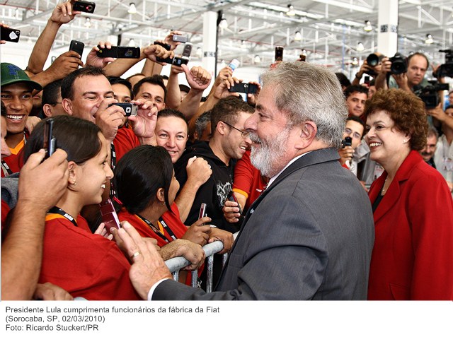 Presidente Lula cumprimenta funcionários da fábrica da Fiat.