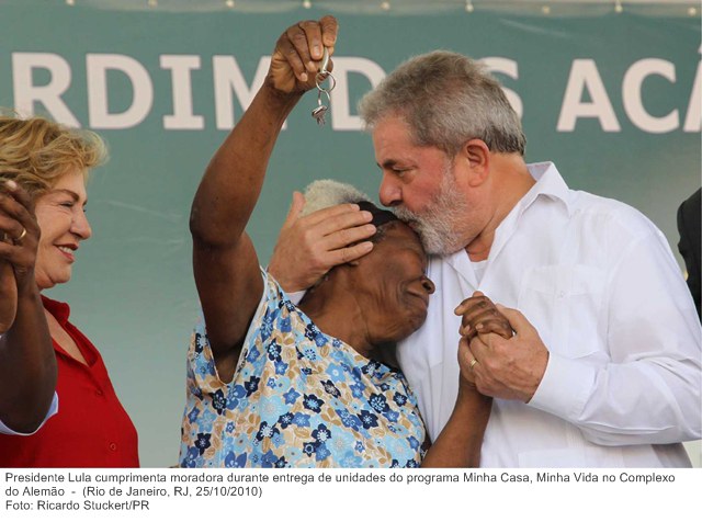 Presidente Lula cumprimenta moradora durante entrega de unidades do programa Minha Casa, Minha Vida no Complexo do Alemão.