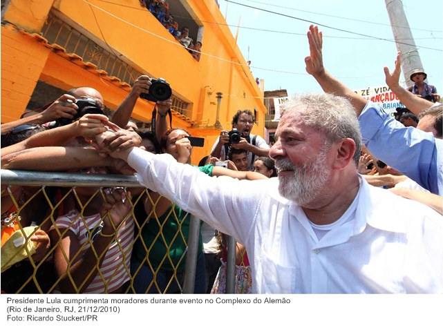 Presidente Lula cumprimenta moradores durante evento no Complexo do Alemão.