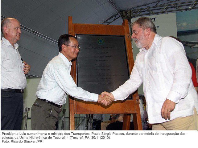 Presidente Lula cumprimenta o ministro dos Transportes, Paulo Sérgio Passos, durante cerimônia de inauguração das eclusas da Usina Hidrelétrica de Tucuruí.
