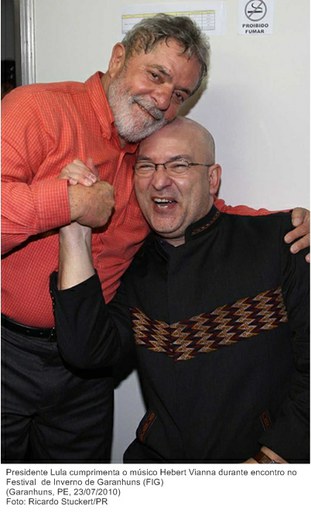 Presidente Lula cumprimenta o músico Hebert Vianna durante encontro no Festival de Inverno de Garanhuns (FIG).