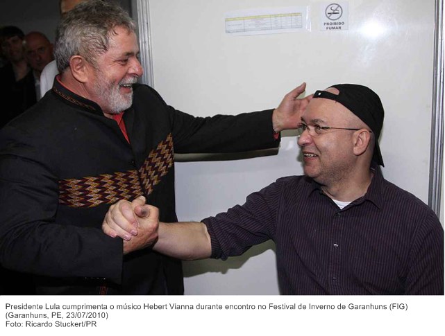 Presidente Lula cumprimenta o músico Hebert Vianna durante encontro no Festival de Inverno de Garanhuns (FIG) 