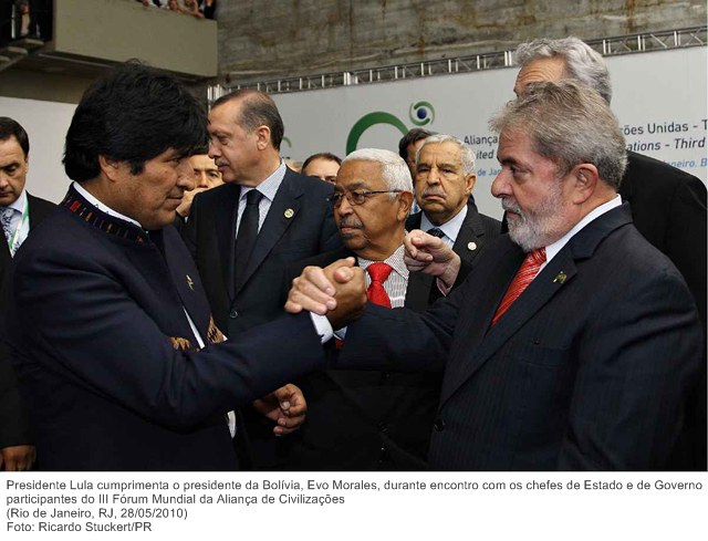 Presidente Lula cumprimenta o presidente da Bolívia, Evo Morales, durante encontro com os chefes de Estado e de Governo participantes do III Fórum Mundial da Aliança de Civilizações.