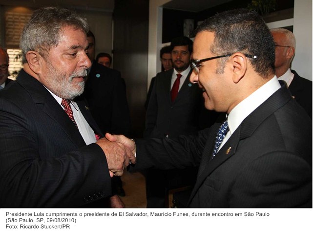 Presidente Lula cumprimenta o presidente de El Salvador, Maurício Funes, durante encontro em São Paulo (2)