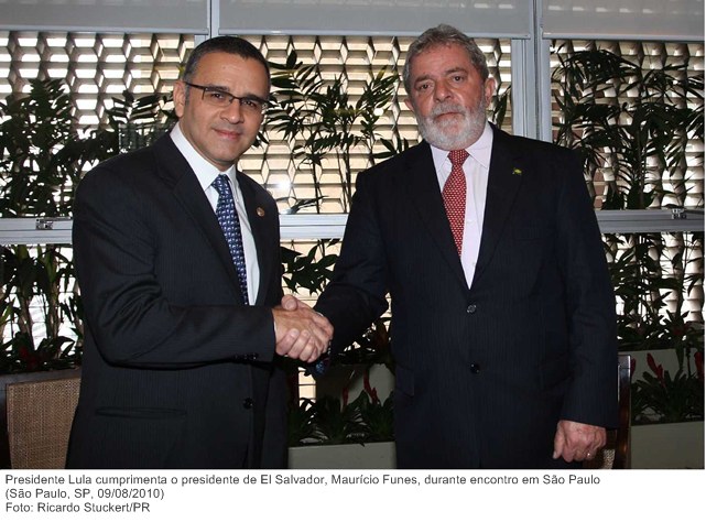 Presidente Lula cumprimenta o presidente de El Salvador, Maurício Funes, durante encontro em São Paulo.