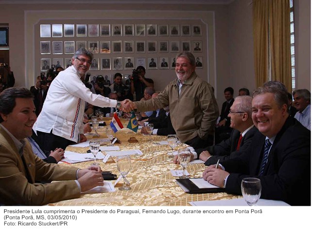 Presidente Lula cumprimenta o Presidente do Paraguai, Fernando Lugo, durante encontro em Ponta Porã.