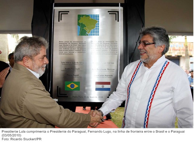 Presidente Lula cumprimenta o Presidente do Paraguai, Fernando Lugo, na linha de fronteira entre o Brasil e o Paraguai.
