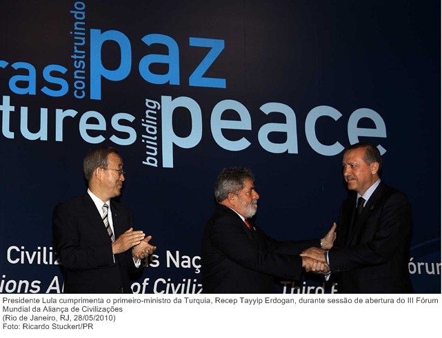 Presidente Lula cumprimenta o primeiro-ministro da Turquia, Recep Tayyip Erdogan, durante sessão de abertura do III Fórum Mundial da Aliança de Civilizações